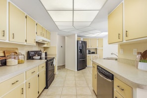 Fridge, microwave, oven, stovetop - Beautiful Entire House on a Canal W/ a Pool & Lanai - Serene & Private Setting!! (Port Charlotte)