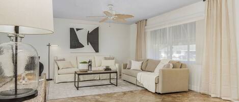 Smart TV, libros y oficina