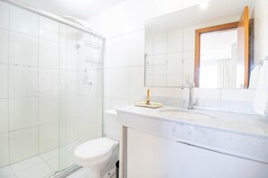 Apartment | Bathroom | Shower, towels, toilet paper - GB24 Ap 2 Quartos Beira Mar - Guarajuba (Camaçari)