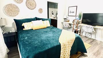 1 室のベッドルーム、デスク、アイロン / アイロン台、WiFi (無料)