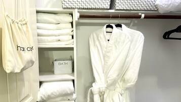 シャワー、ヘアドライヤー、タオル、石鹸