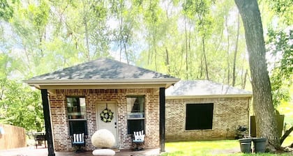 Peaceful Creekside Cottage - quiet, clean and lots of amenities!