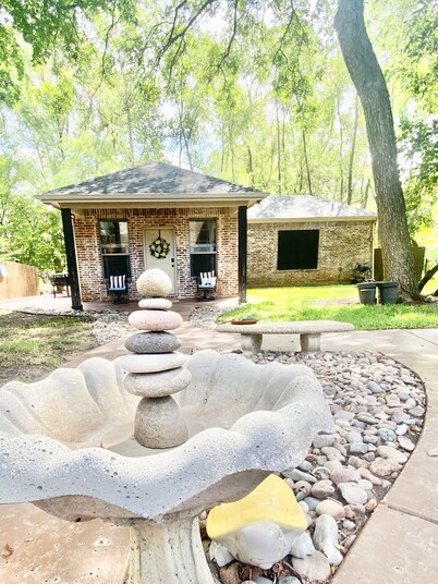 Peaceful Creekside Cottage - quiet, clean and lots of amenities!