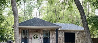 Peaceful Creekside Cottage - quiet, clean and lots of amenities!