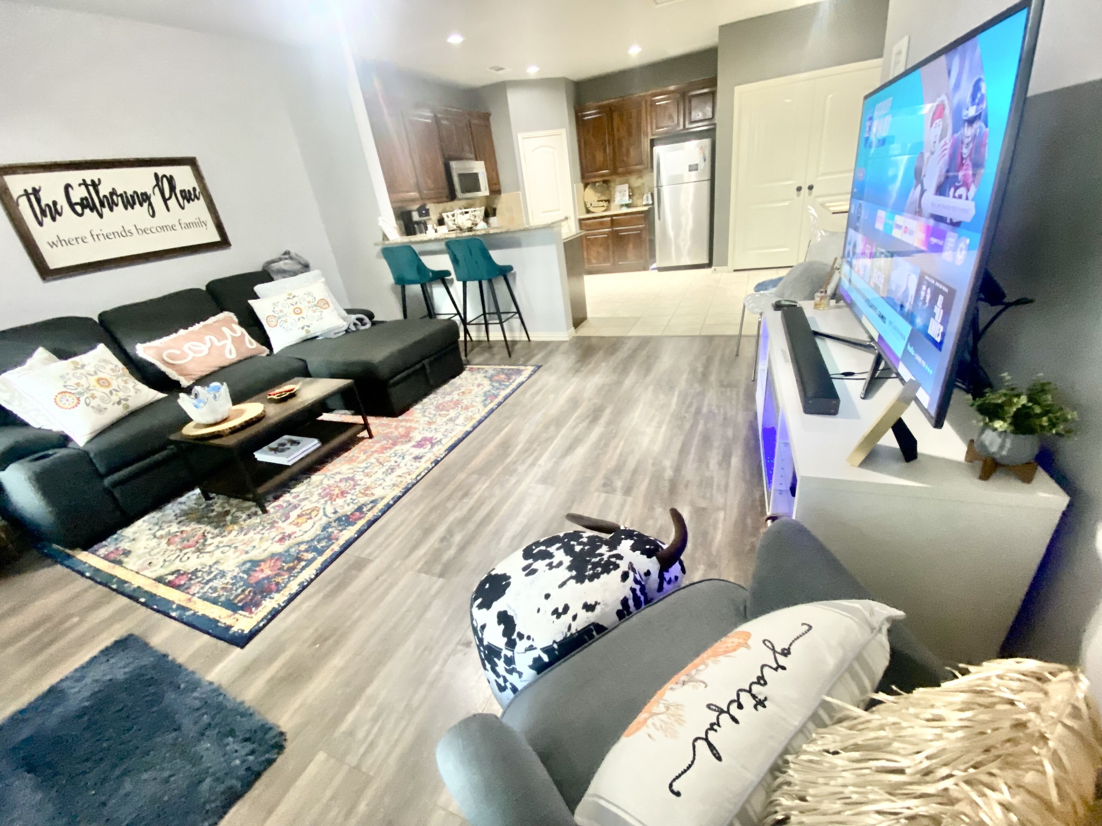 TV connectée, cheminée, livres