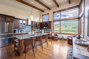 Refrigerador, microondas, horno y parrilla de estufa 