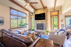 Smart TV, chimenea, videojuegos y libros 