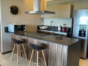 Refrigerador, microondas, horno y lavavajillas 