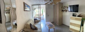 TV, books, music library - Studio Calvi (Corsica) 250 meters from the beach, WiFi (Calvi)