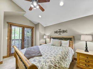 2 bedrooms, iron/ironing board, free WiFi, bed sheets - Free SkyCard Activities-Downtown, 3-Level Condo, Hot Tub - Ridge Street Chalet B (Breckenridge)