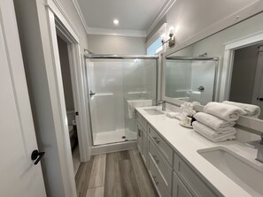 Ensemble baignoire-douche, séchoir à cheveux, serviettes fournies