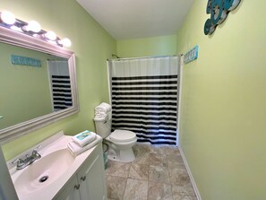 Combined shower/tub, towels
