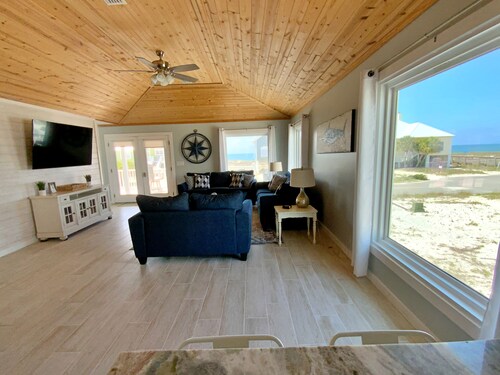 Updated private home w/ views, pools & dogs ok!