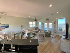 Smart TV, video games, DVD player, books - Bayfront with Stunning Views, Pool Access (Gulf Shores)