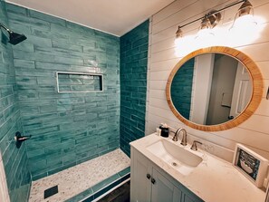 Dusche, Handtücher, Shampoo, Toilettenpapier