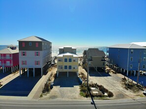 Un ensemble de bâtiments situé sur la côte, composé de plusieurs structures, dont un bâtiment principal doté d’un toit plat et une annexe plus petite.