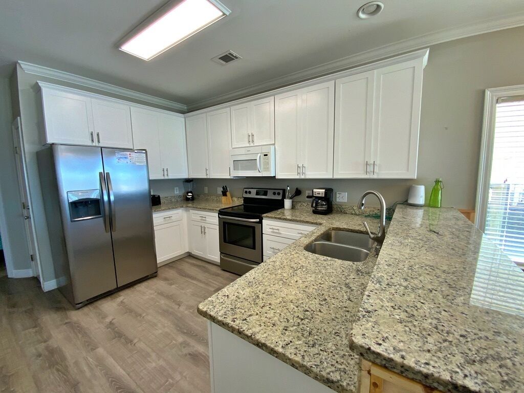 Jääkaappi, mikroaaltouuni, uuni, liesi