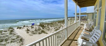 Beachfront w/ 2 living areas