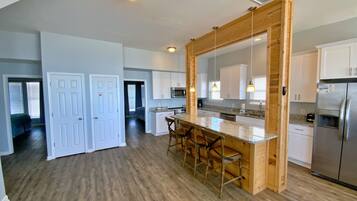 Réfrigérateur, four à micro-ondes, un four, surface de cuisson