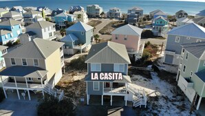 Eine Wohngegend an der Küste mit Häusern, die Balkone haben, und einem markanten Gebäude mit der Aufschrift 'LA CASITA'.