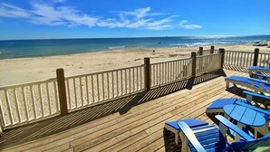 A wooden deck with a white railing overlooking a beach. - Beachfront in Fort Morgan - Dogs OK (Gulf Shores)