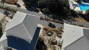 A residential area with houses featuring gabled roofs and a swimming pool. - Great Views & Pools! Easy Beach Access (Gulf Shores)