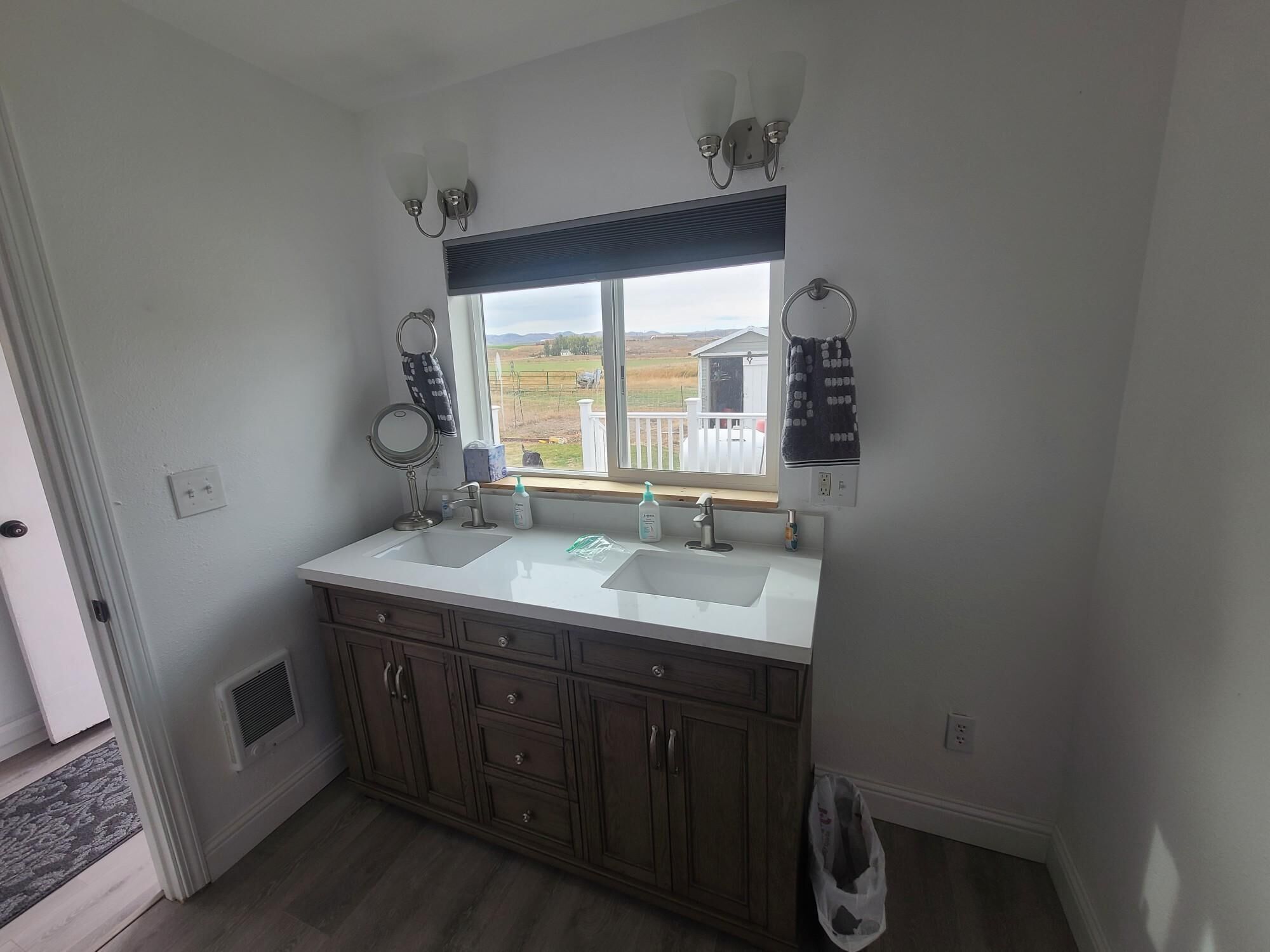 Tina con regadera, toallas, jabón, papel de baño 