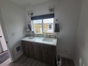 Duschwanne, Handtücher, Seife, Toilettenpapier