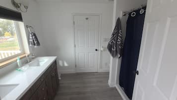 Ensemble douche/baignoire, serviettes fournies, savon, papier toilette