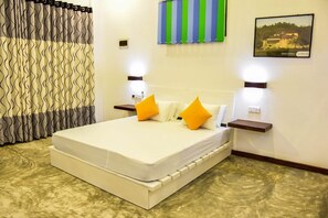 5 bedrooms, WiFi - My property is a privet Luxury villa with private gold sandy beach and very calm (Hikkaduwa)