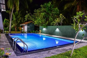 Outdoor pool - My property is a privet Luxury villa with private gold sandy beach and very calm (Hikkaduwa)