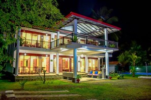 Exterior - My property is a privet Luxury villa with private gold sandy beach and very calm (Hikkaduwa)