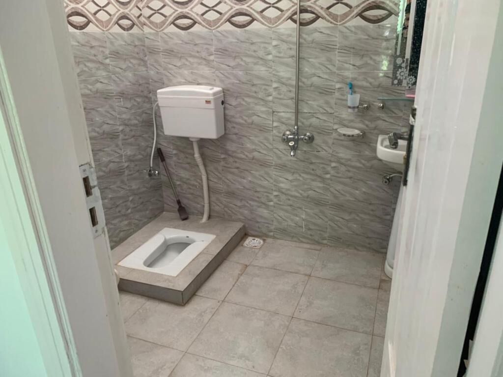 Douche, articles de toilette gratuits, serviettes fournies