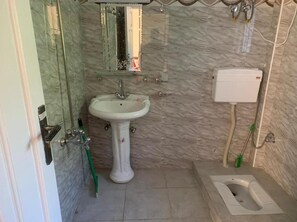 Shower, free toiletries, towels - Shah Family Guest House (Swat)