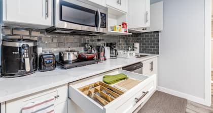 Deluxe Suite w/Fast WiFi, Perfect for Long Stays
