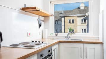 Comfort Apartment, 2 Bedrooms, Non Smoking | Private kitchen | Fridge, microwave, oven, stovetop