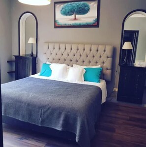 Habitación estándar, 1 cama King size | Tabla de planchar con plancha, wifi gratis y ropa de cama 