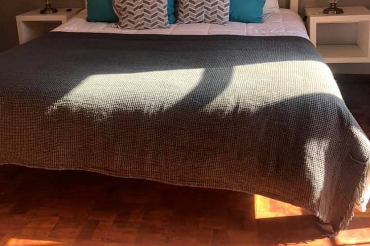 Habitació estàndard, 1 llit de matrimoni gran | Planxa i posts de planxar, wifi gratuïta i roba de llit 