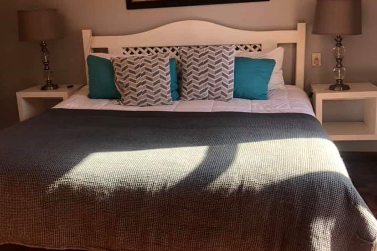 Chambre Standard, 1 très grand lit | Fer et planche à repasser, Wi-Fi gratuit, draps fournis