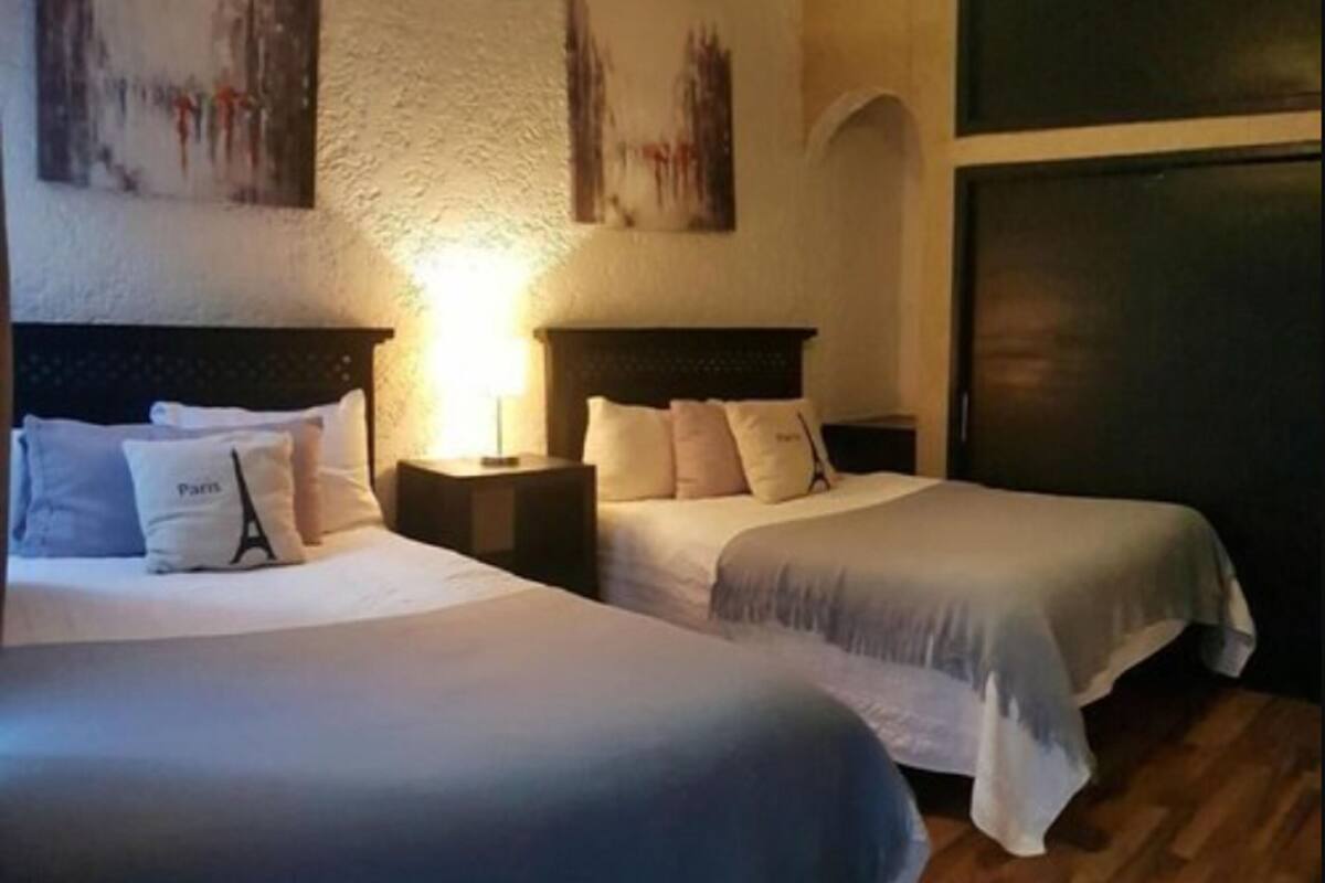 Tabla de planchar con plancha, wifi gratis y ropa de cama