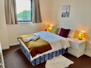 2 slaapkamers, een strijkplank/strijkijzer, reisbedje, wifi