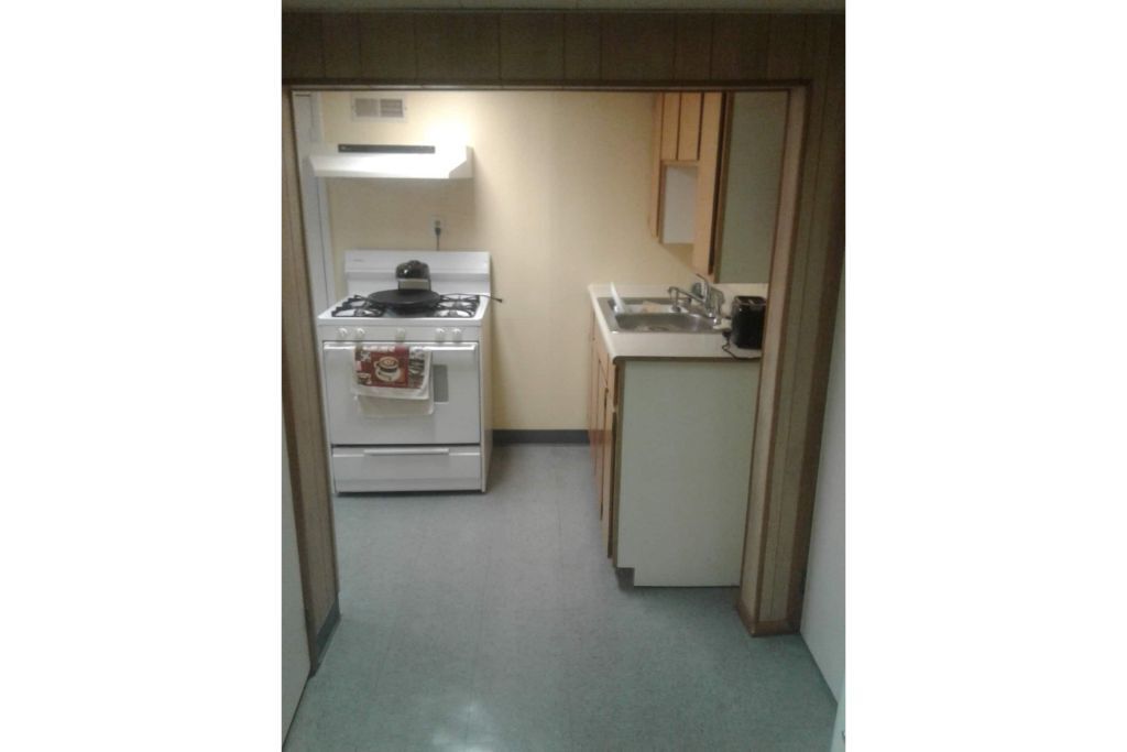 Stort kylskåp, mikrovågsugn, ugn och spishäll