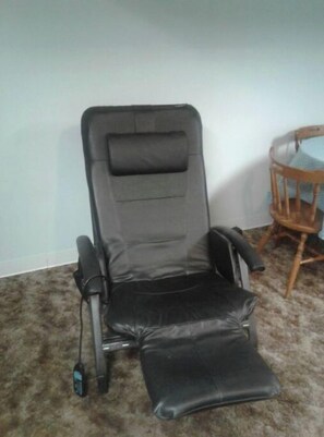 Interior - 1 Bedroom Furnished Basement Apartment Close to Phillips 66 (Alton)