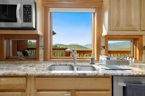 Kylskåp, mikrovågsugn, ugn och spishäll