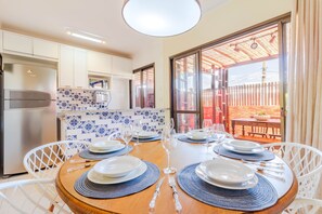 Apartment | Living area | 32-inch Smart TV with digital channels, TV - IT24 3 Bedroom Apartment 50m From The Beach (Camaçari)