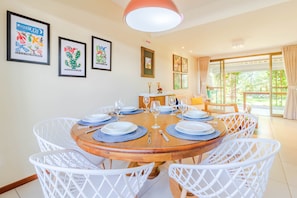 Apartment | Living area | 32-inch Smart TV with digital channels, TV - IT24 3 Bedroom Apartment 50m From The Beach (Camaçari)