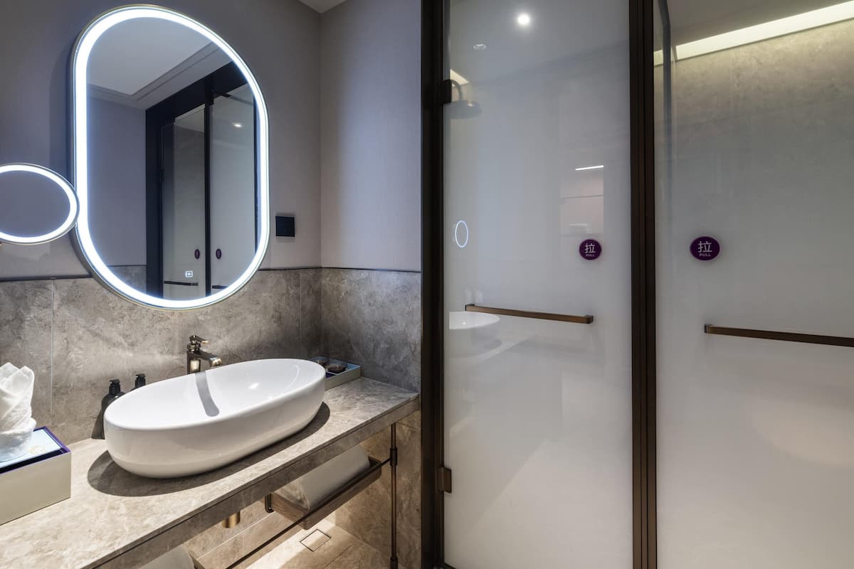 Room, 1 King Bed | Free WiFi, bed sheets, wheelchair access