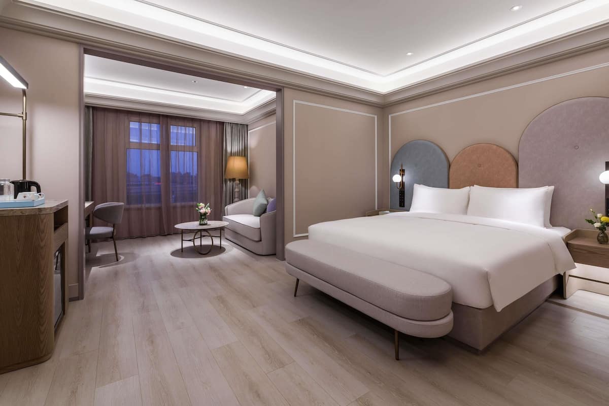 Standard Room, 1 King Bed | Free WiFi, bed sheets, wheelchair access