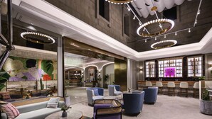 Eine großzügige Lobby mit Sitzbereichen, einer Bar und einer Rezeption.