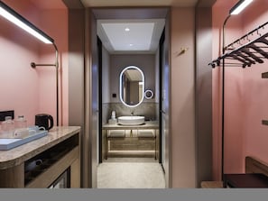 Room, 1 King Bed | Free WiFi, bed sheets, wheelchair access
